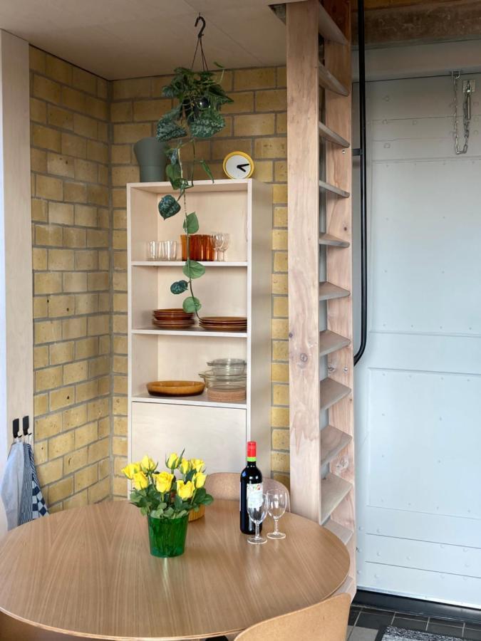 Tiny House Van Hoogspanning Naar Ontspanning Wirdum Esterno foto